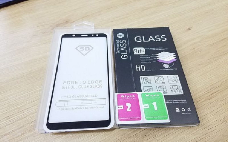 Miếng d&aacute;n UV.